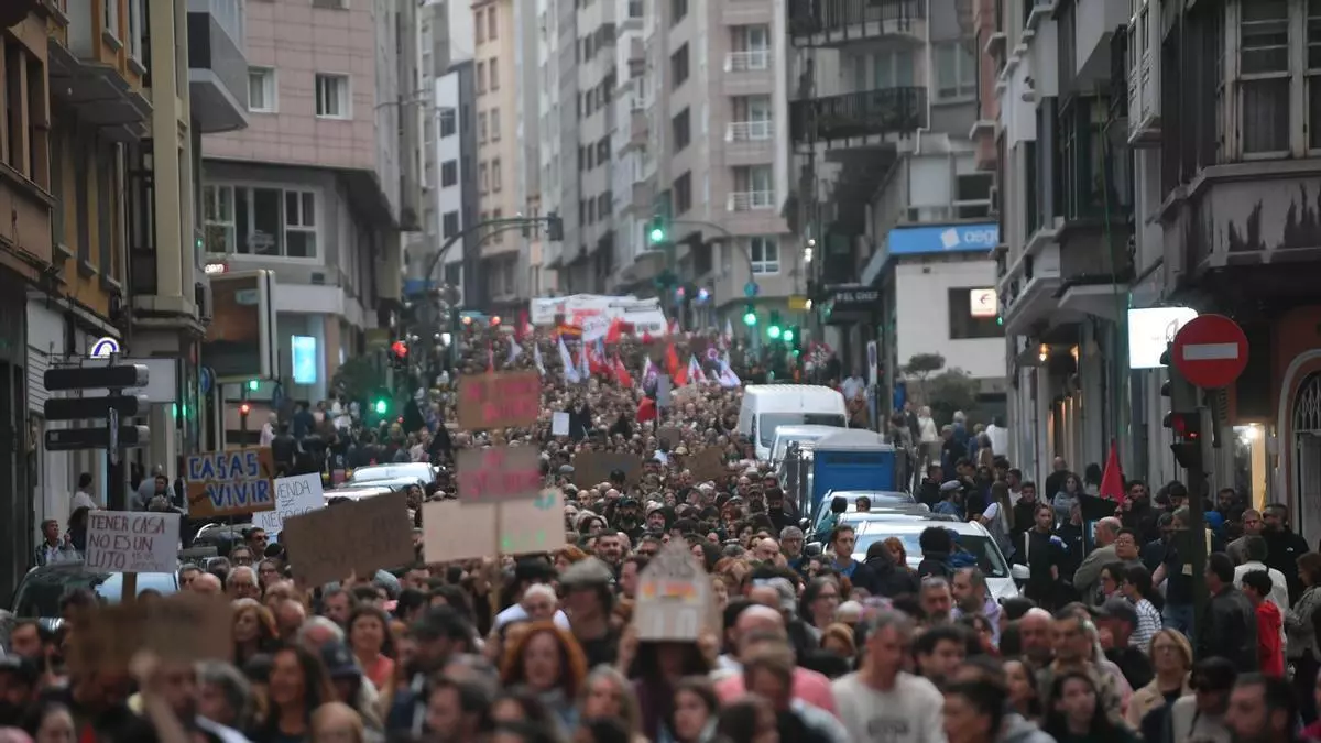 A Coruña se echa a la calle en demanda de una vivienda digna: "Nin casas sen xente nin xente sin casas"