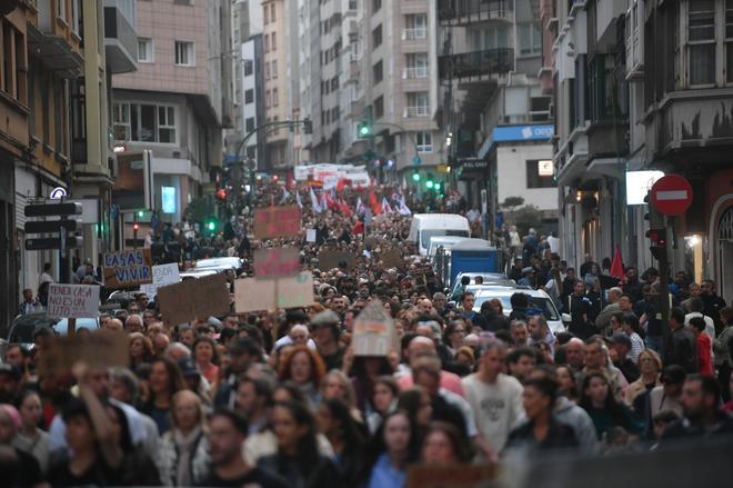 Manifestación en A Coruña en demanda de vivienda para todos y una huelga general