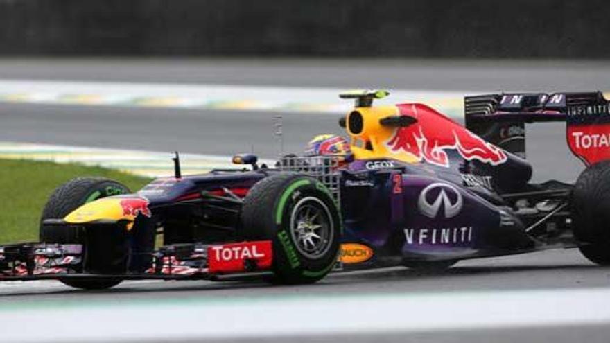 Webber domina bajo la lluvia en los terceros libres