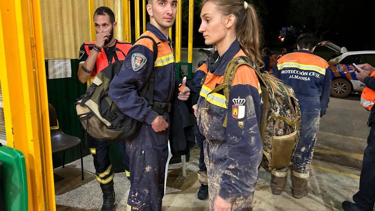 Voluntarios de protección civil durante la emergencia de la dana.