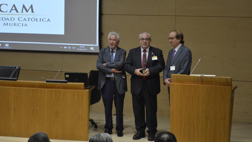 José Luis Mendoza, recibiendo el galardón de manos de Víctor Jara, presidente de la Asociación, y Manuel Núñez, de la Cátedra Jean Monet.