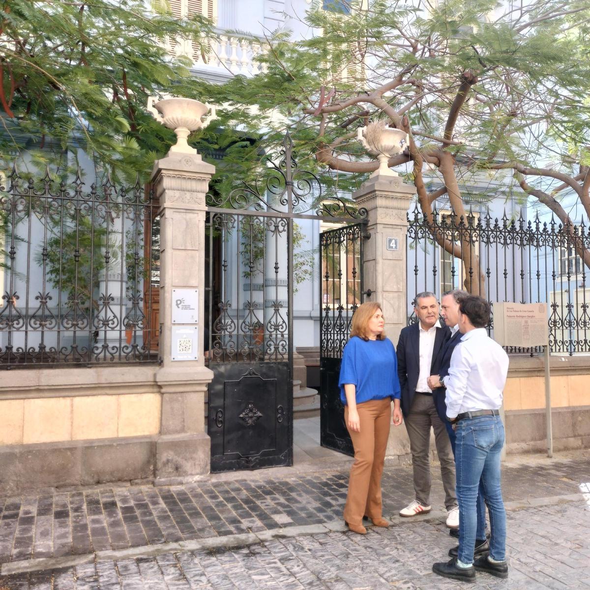 Jimena Delgado junto a Ignacio Guerra y Carlos Ester frente a la sede de Sociedad de Promoción de Las Palmas de Gran Canaria.