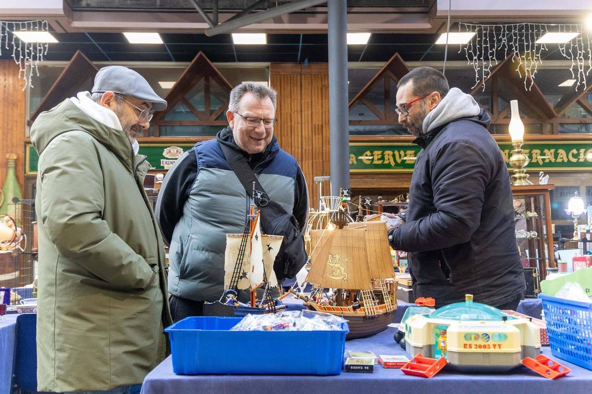 Do aritmómetro ao Playmobil sen esquecer o máis 'vintage': a Feira de Antigüidades triunfa en Área Central
