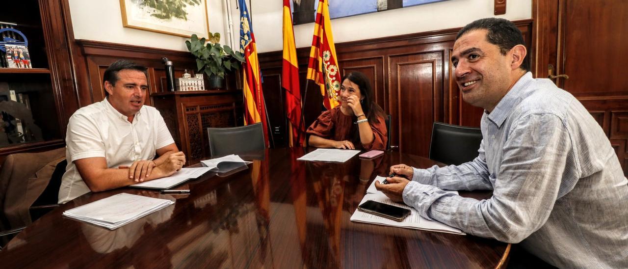 La reunión del alcalde Antonio Francés y la concejala Lorena Zamorano con el director general de Turismo, Herick Campos.