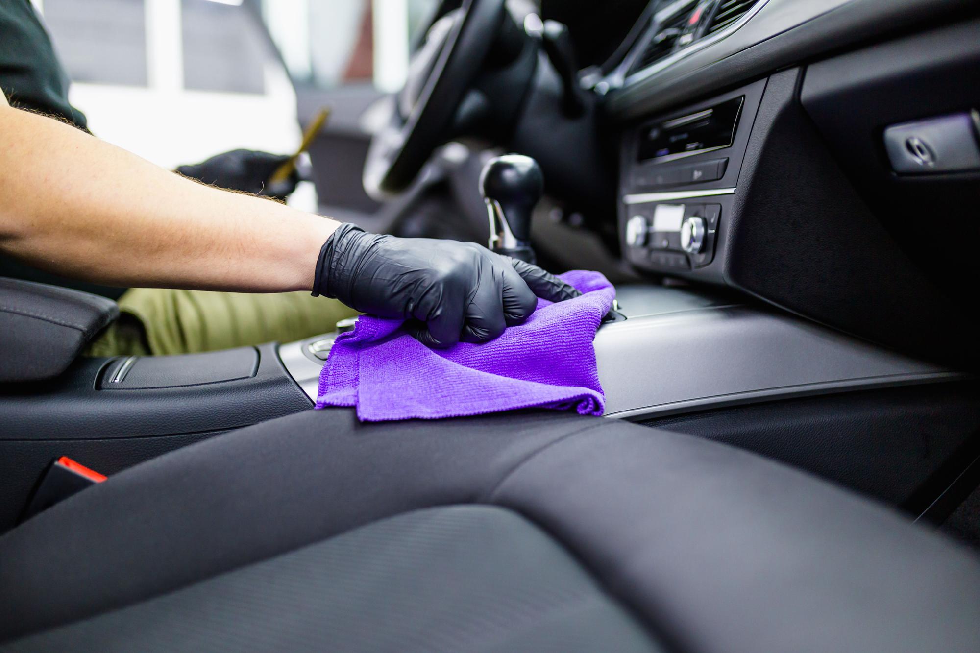 Sabes el mejor método para limpiar la tapicería de tu coche