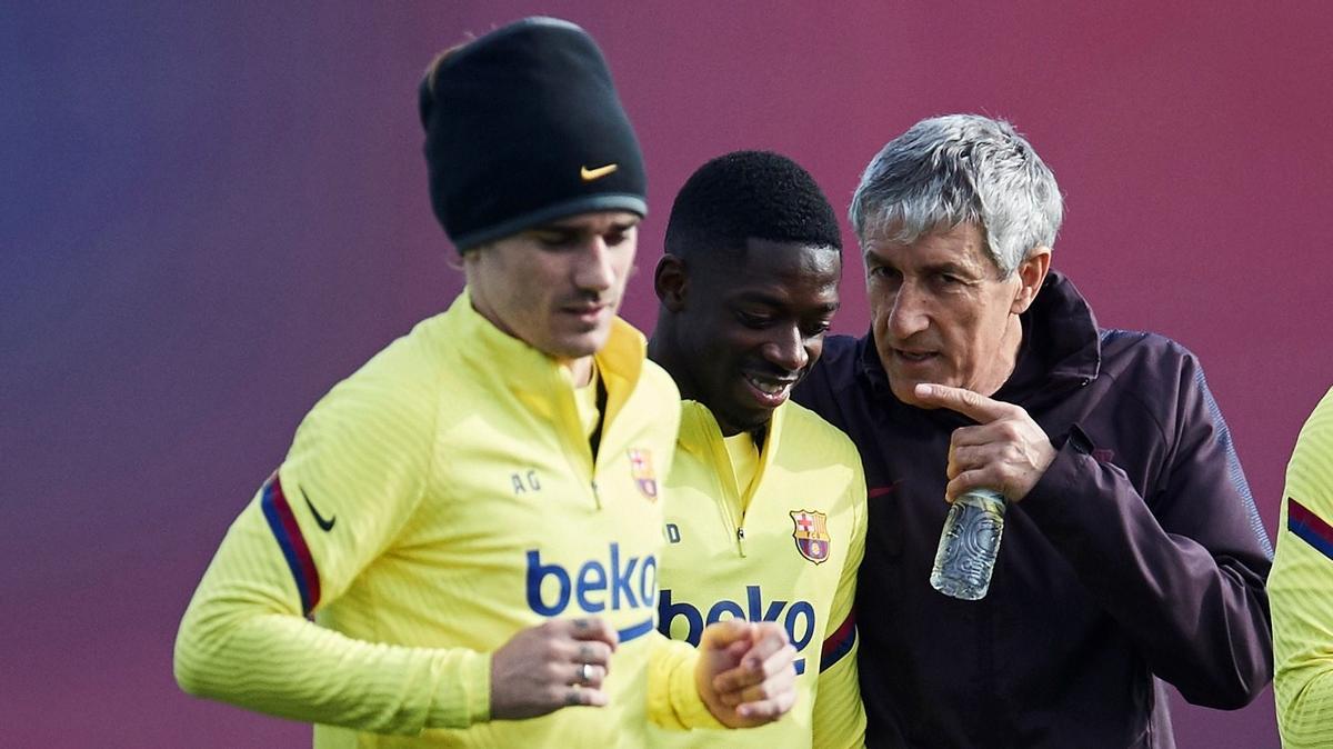 Quique Setién habla con Dembélé mientras camina con Griezmann.