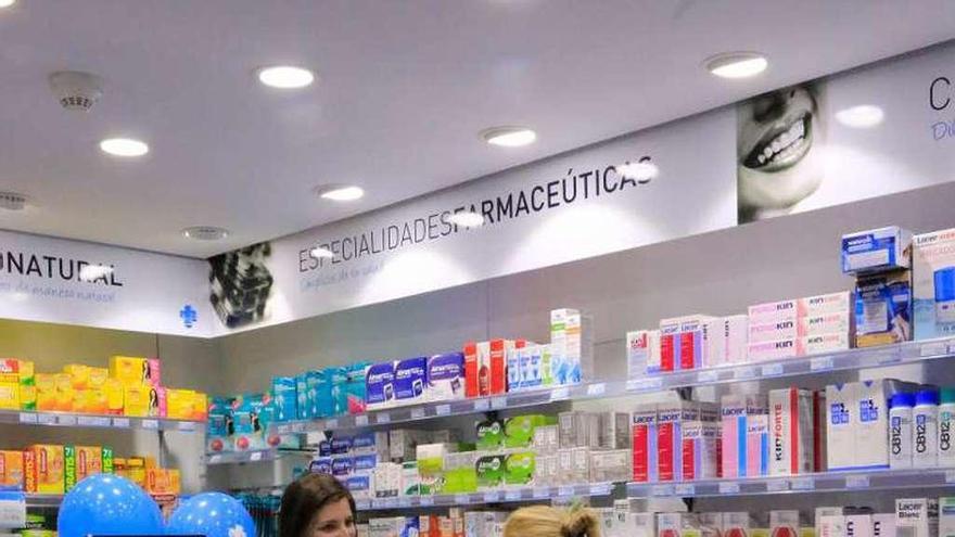 Una clienta, en una farmacia de la capital.