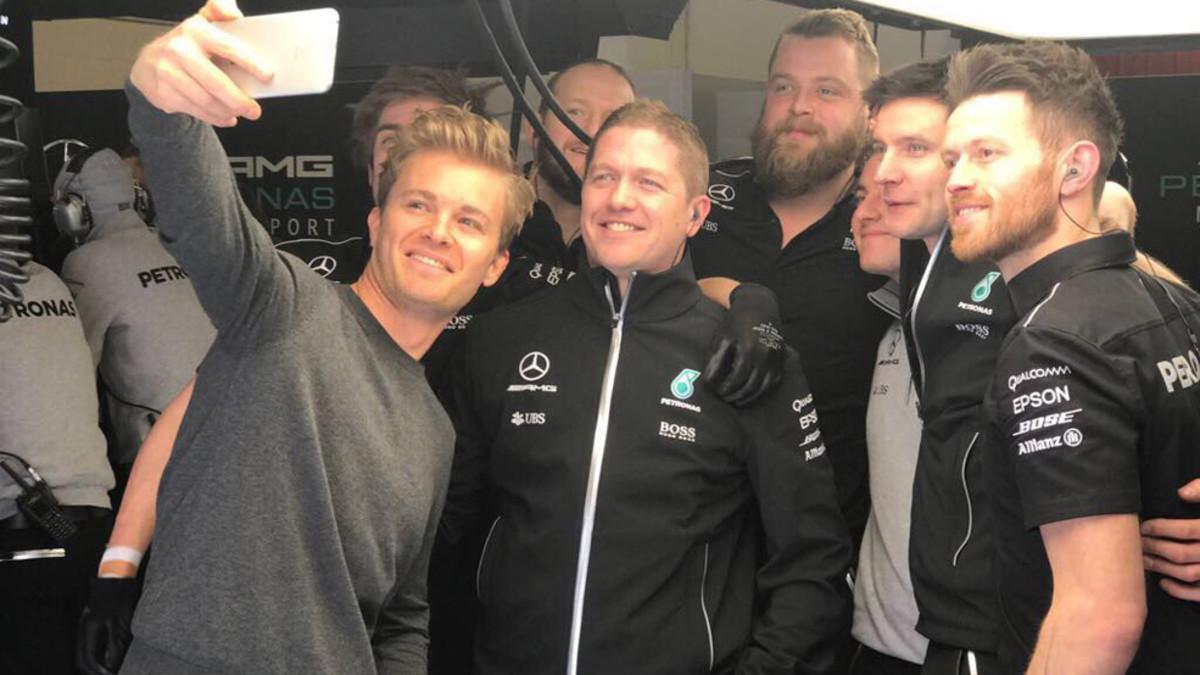 Rosberg, de visita en el box de Mercedes