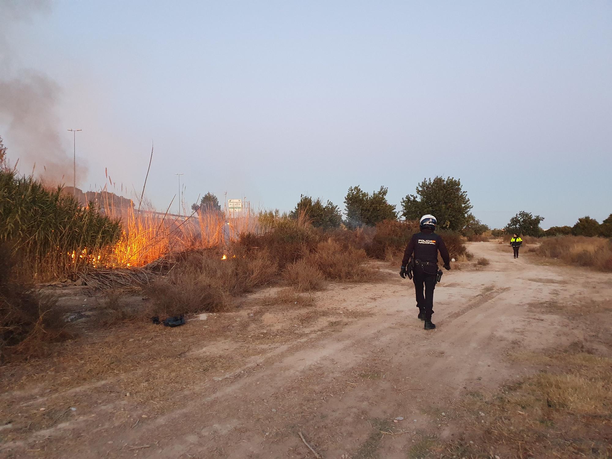 Los Bomberos de Alicante controla un fuego en un cañar junto a la autovía