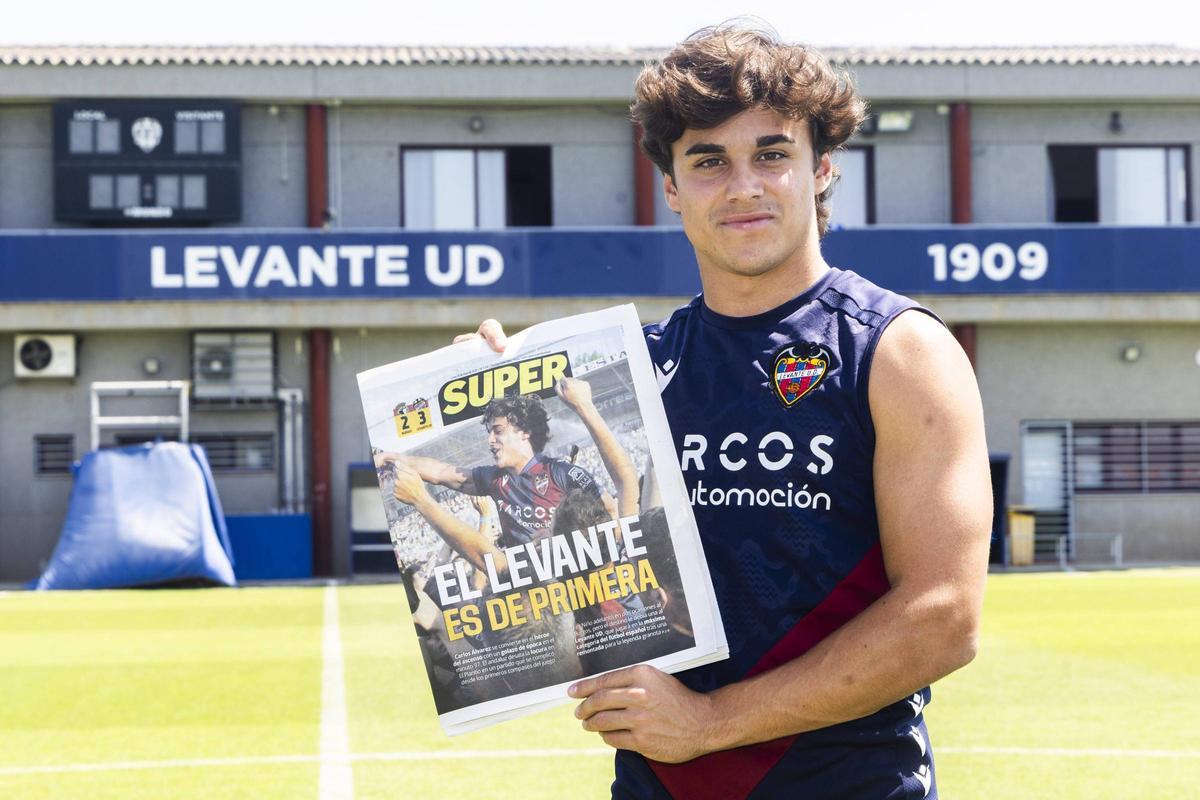 Carlos Álvarez posa con un periódico SUPER para la posteridad y en el que él es protagonista tras marcar el gol del ascenso.