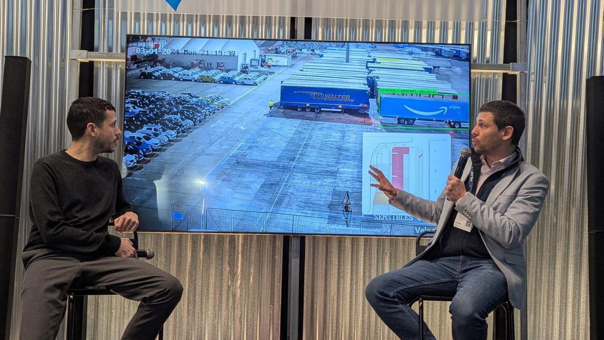 El director técnico de Bcn Port Innovation, Miquel de la Mano, y el CEO de GoClever, Jorge García, este miércoles en la presentación de las soluciones de la start-up en el Agora Port de Barcelona en el Mobile World Congress.