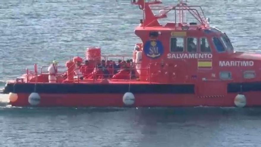 Dos embarcaciones de Salvamento Marítimo llegan a Arrecife con 82 migrantes, tres de ellos fallecidos