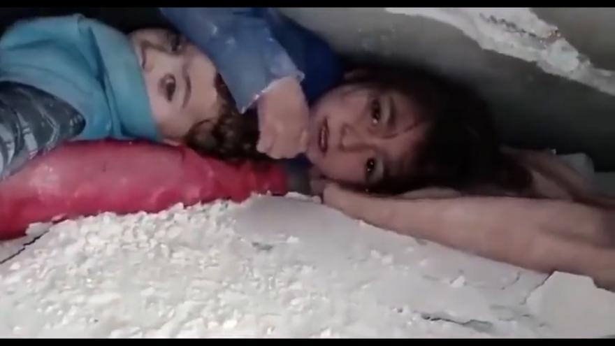 Una niña turca suplica ser rescatada bajo los escombros mientras protege la cabeza de su hermano.