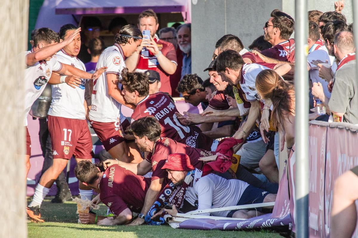 Los aficionados del Pontevedra durante el gol de Luisao.