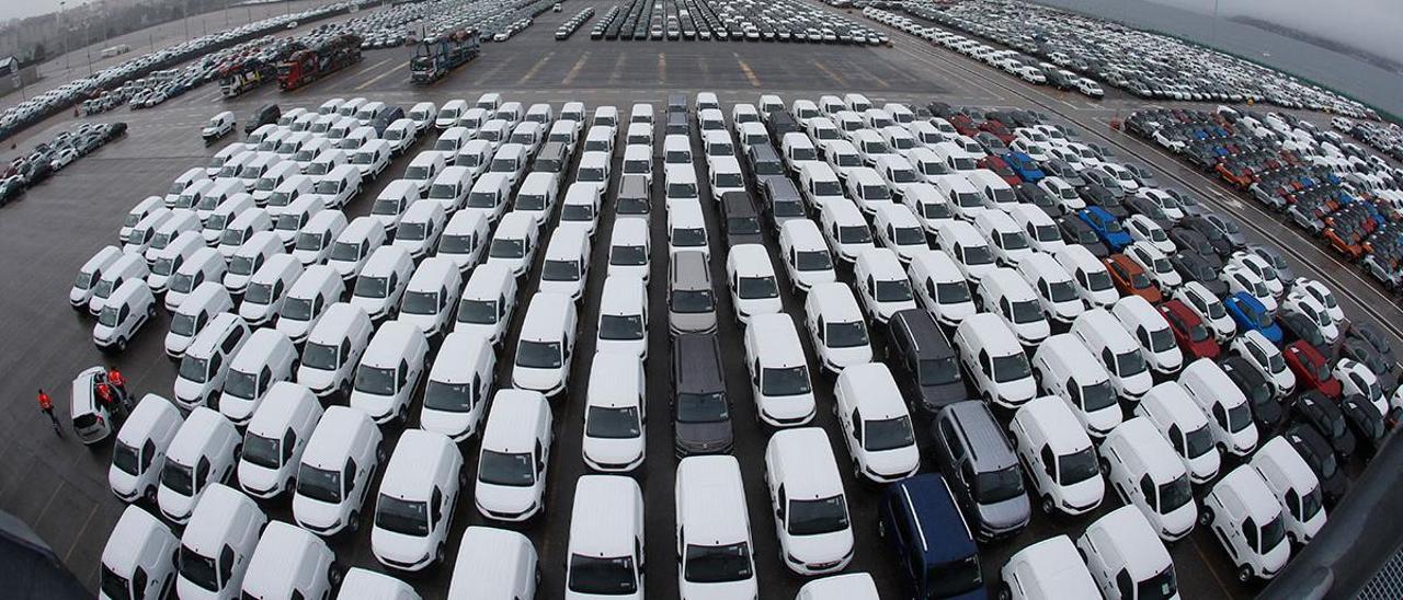 Miles de vehículos de Stellantis a la espera de ser embarcados en Bouzas