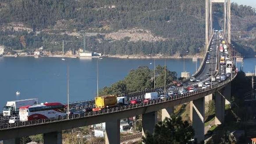 El puente de Rande, saturado de vehículos.