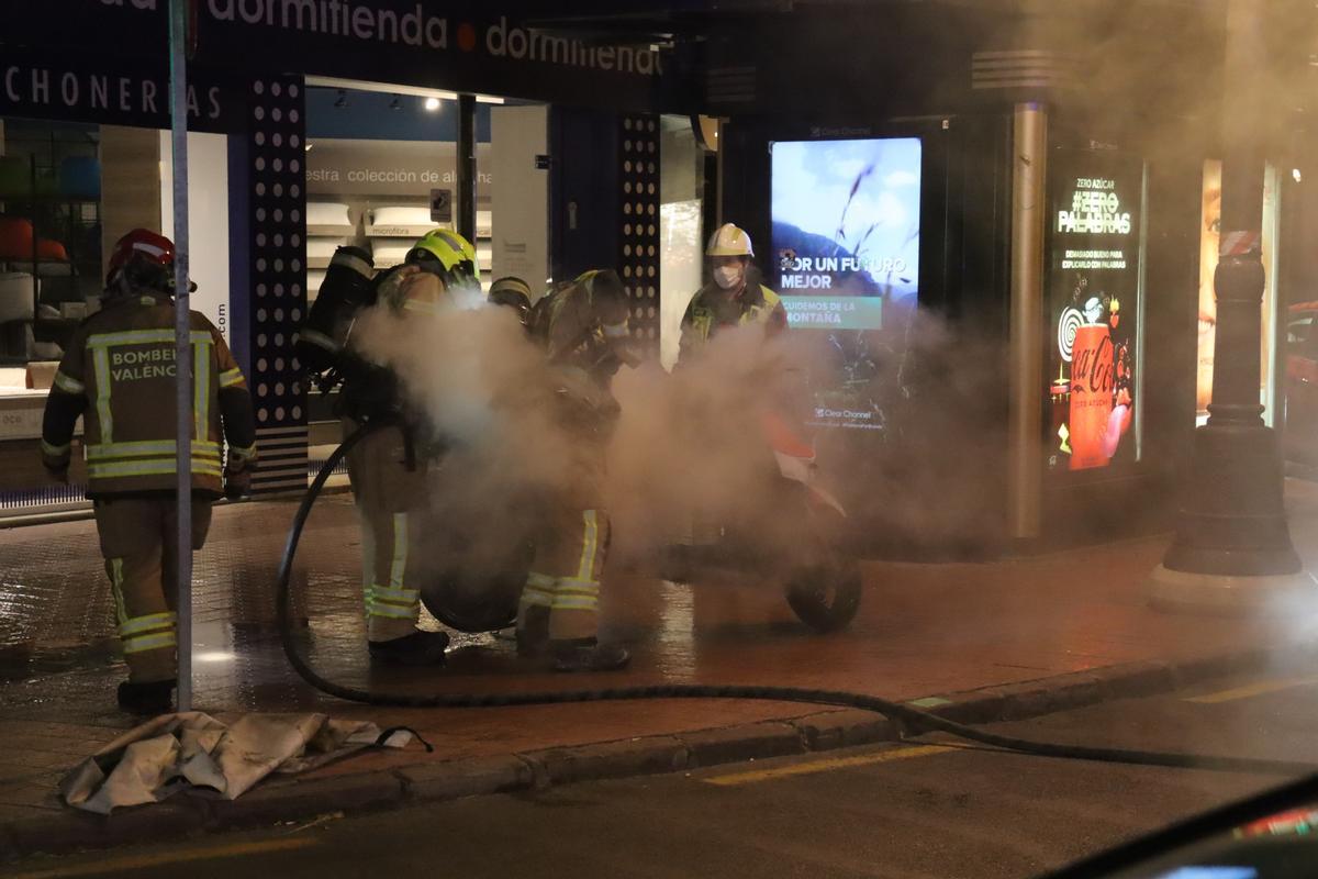 El incendio se produjo al lado de un quiosco de prensa