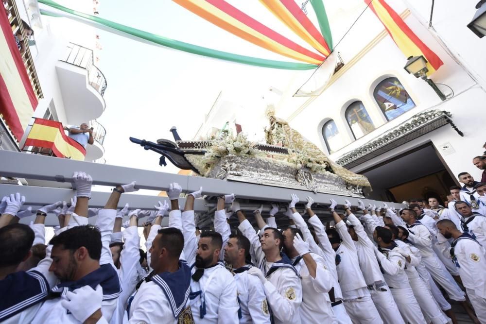 La Virgen del Carmen, procesionando por La Carihuela en Torremolinos, antes de hacerse a la mar.