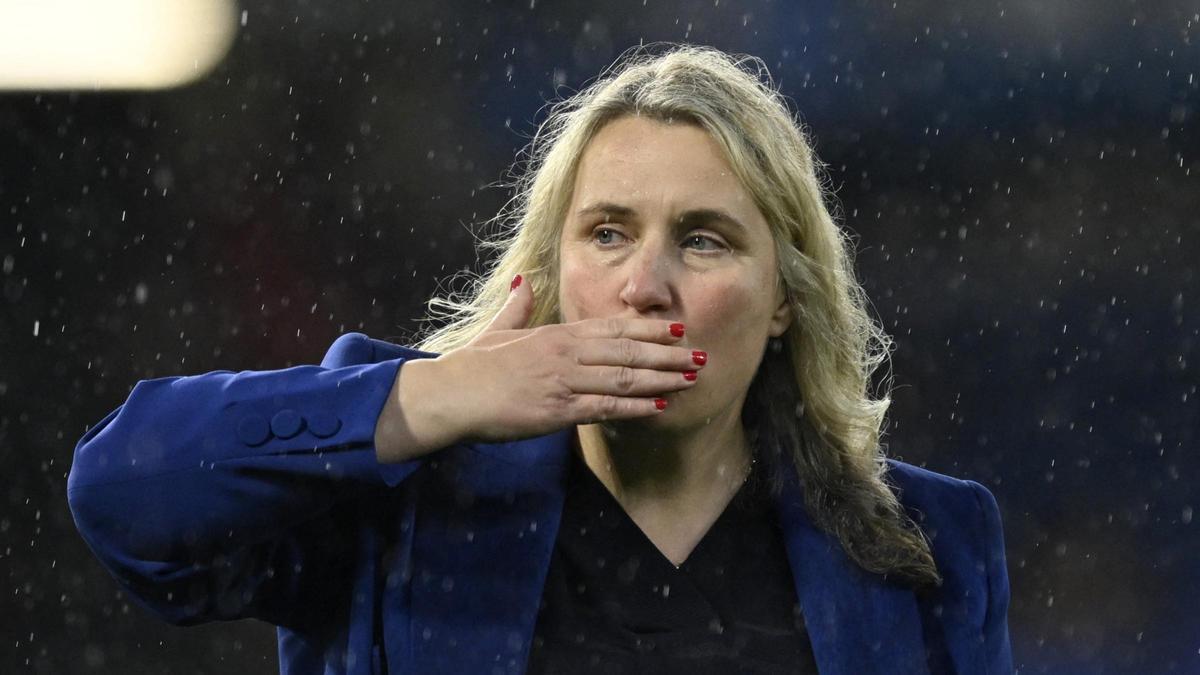 Emma Hayes se despide de la hinchada de Stamford Bridge tras el Chelsea-Barça.