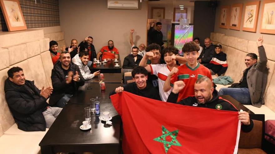 Varios aficionados marroquíes en Pontevedra disfrutan del partido de su selección.