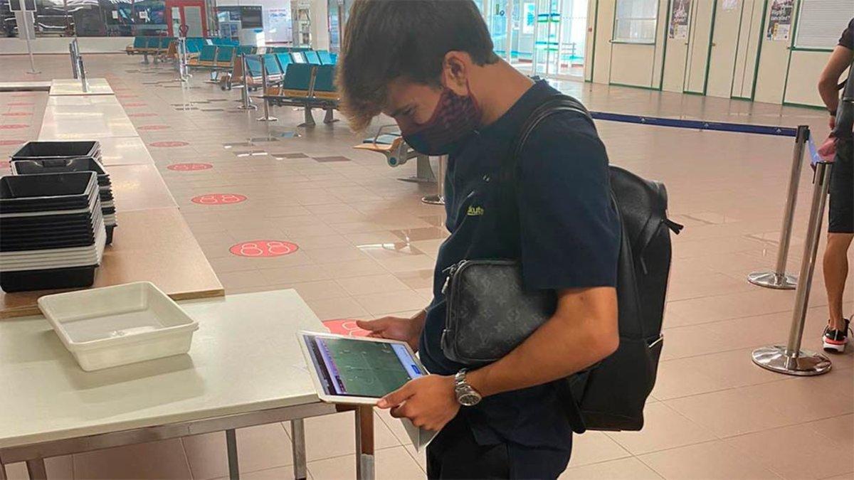 Riqui en el aeropuerto viendo al Barça B