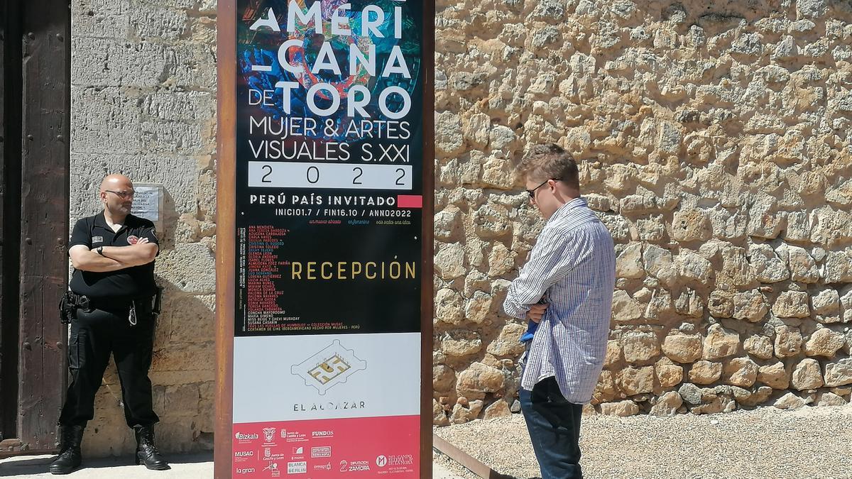 Un visitante consulta el panel informativo de La Iberoamericana en el Alcázar