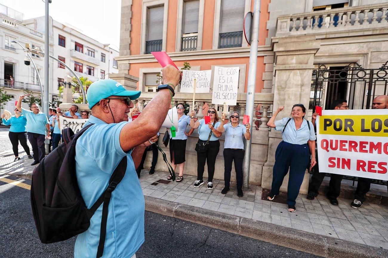 Concentración de taxistas por la Mesa del Taxi