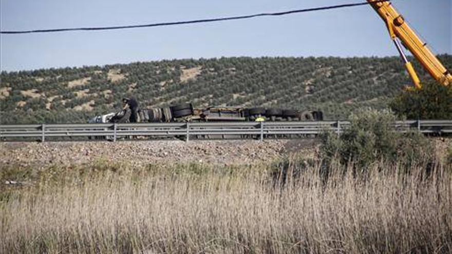 El vuelco de un camión corta la A-4 casi 4 horas