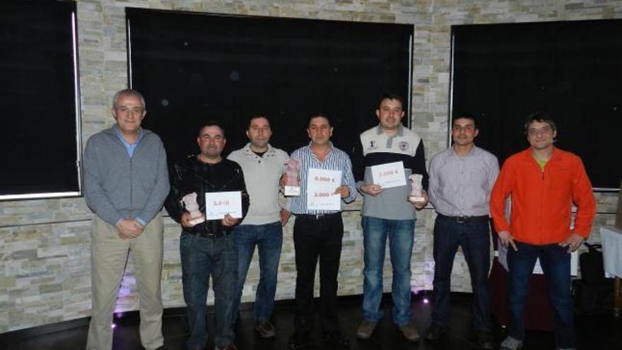 Los tres zamoranos premiados posan con sus premios.