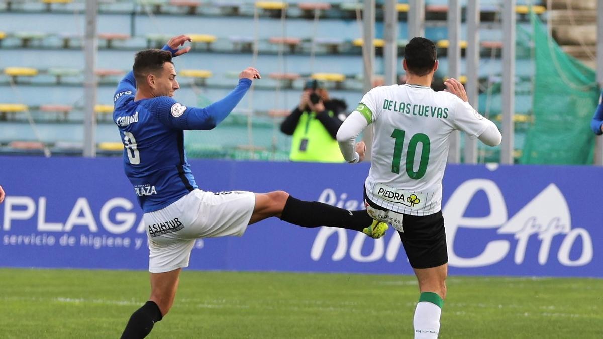 Caballero realiza una entrada a De las Cuevas en el San Fernando-Córdoba CF del pasado domingo.