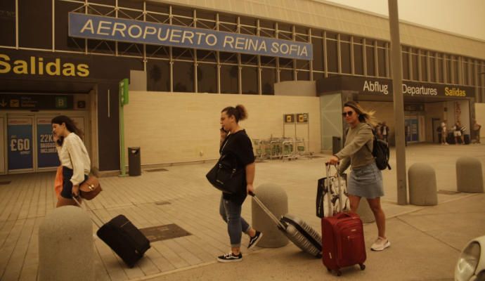 Pasajeros en el aeropuerto Reina Sofía.