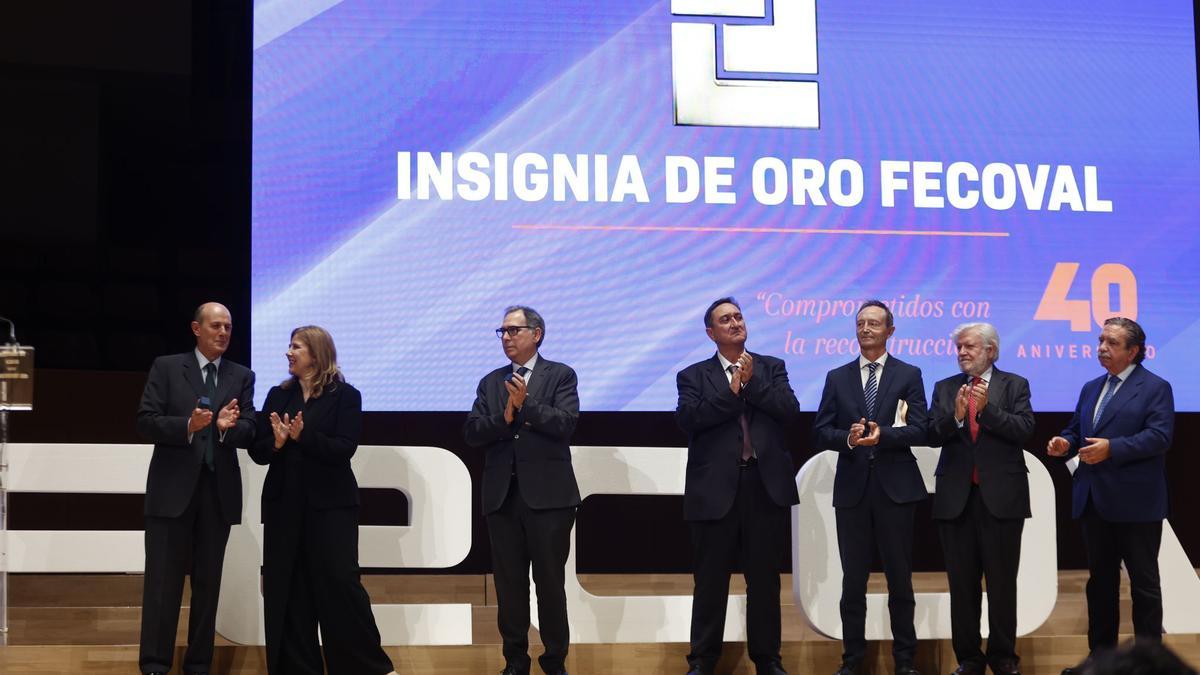 Los presidentes de Fecoval de los últimos cuarenta años en el momento de recibir la insignia de oro.