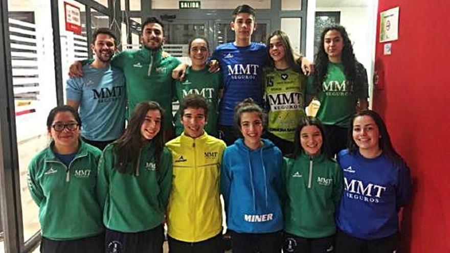 Los diez jugadores y dos técnicos del Balonmano Zamora posan para las cámaras en Íscar.