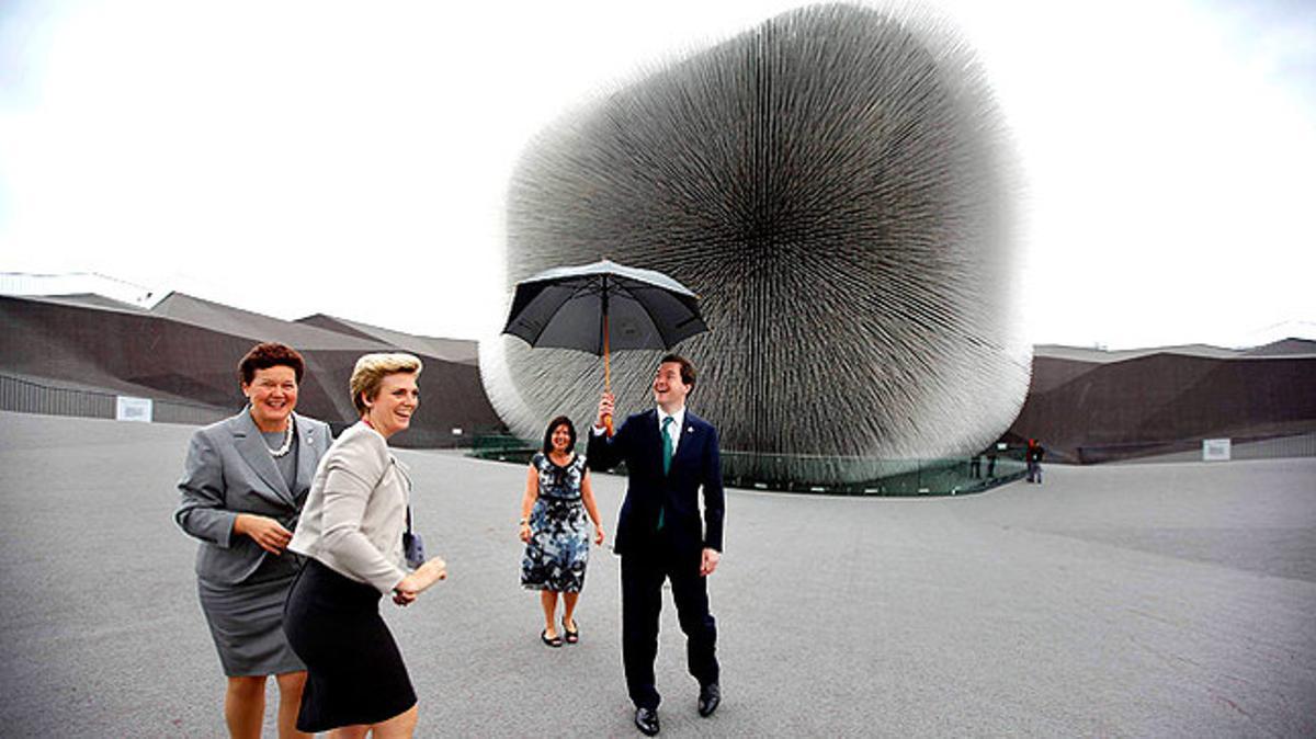 El ministre britànic d’hisenda George Osborne visita el pavelló de la Gran Bretanya a l’Expo Mundial de Xangai (Xina).