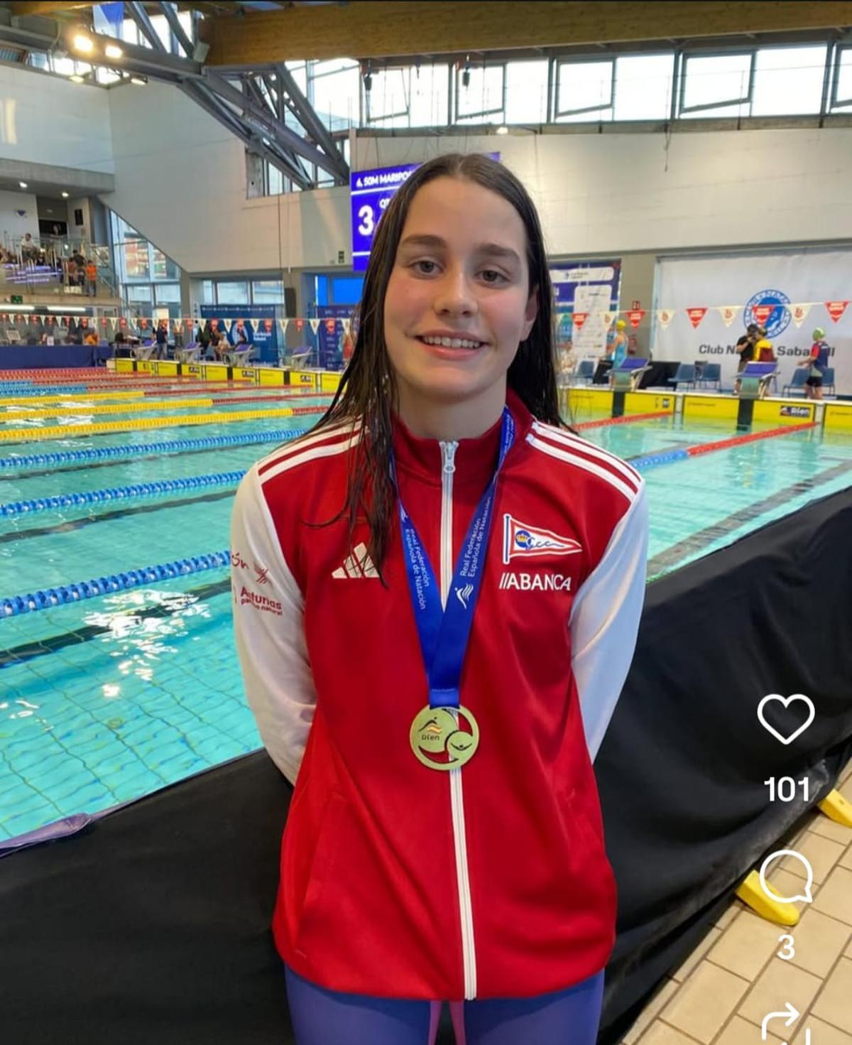 Clara Zornoza, con una de sus medallas del Campeonato de España.