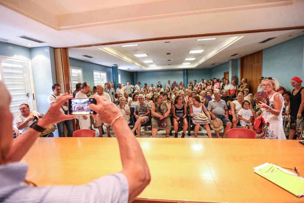 El alcalde de Orihuela Costa escucha las quejas de los vecinos sobre la limpieza