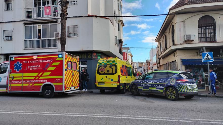 Un joven sufre quemaduras leves al rescatar a dos menores de un incendio en Su Eminencia
