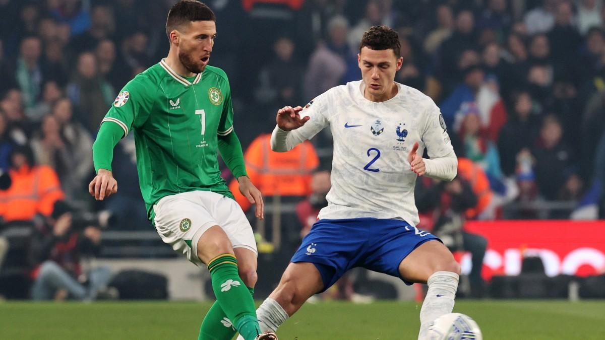 Matt Doherty, de Ireland, en acción frente a Benjamin Pavard, de Francia