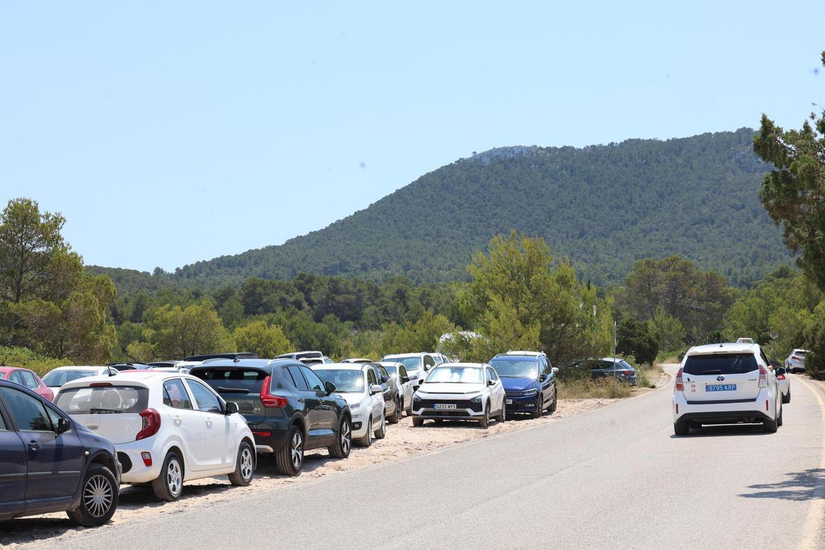 Crónica de un domingo en cala d'Hort con el aparcamiento cerrado.