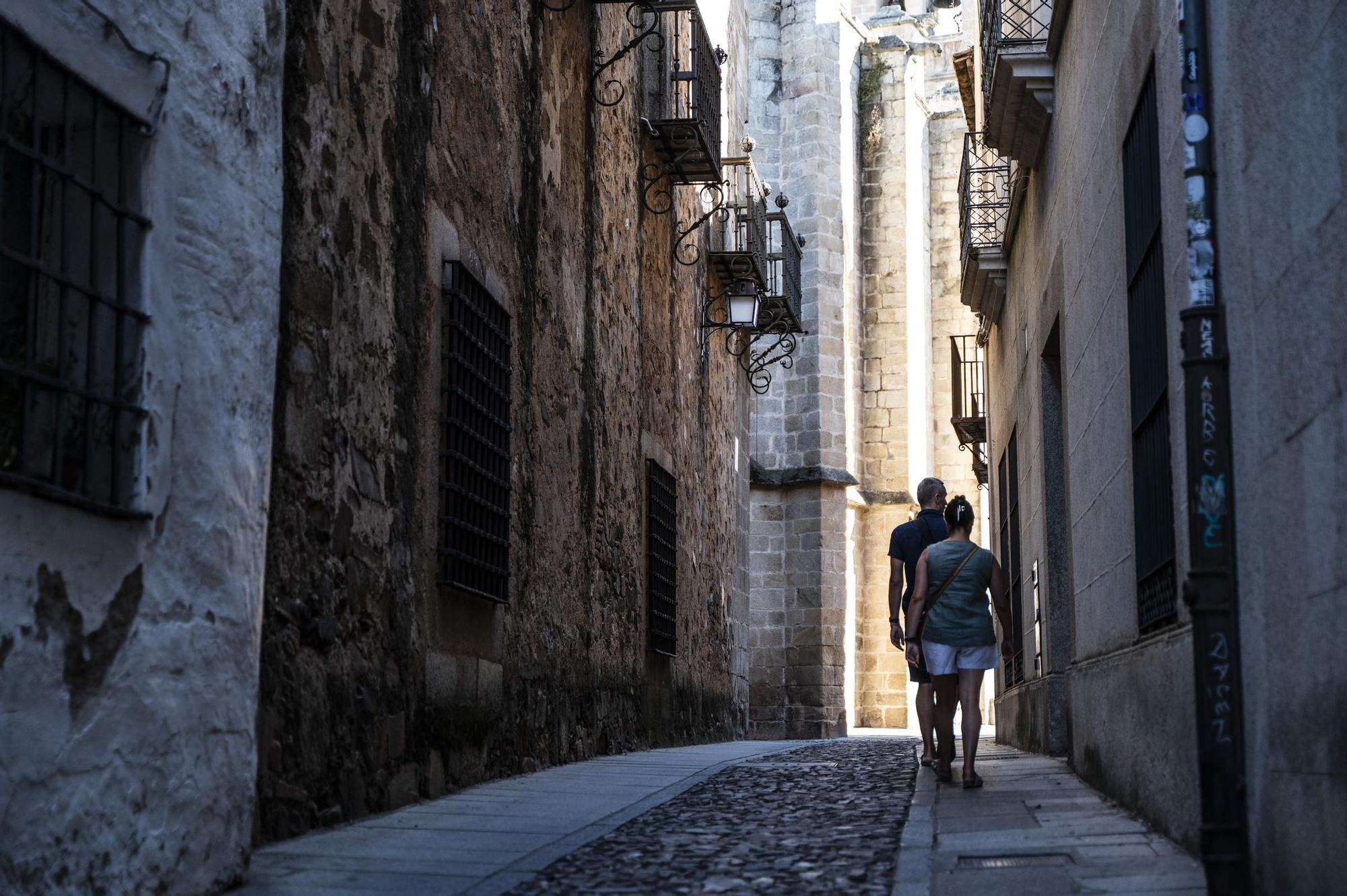 Galería | Primer paso para soterrar los cables de la parte oeste de Intramuros en Cáceres