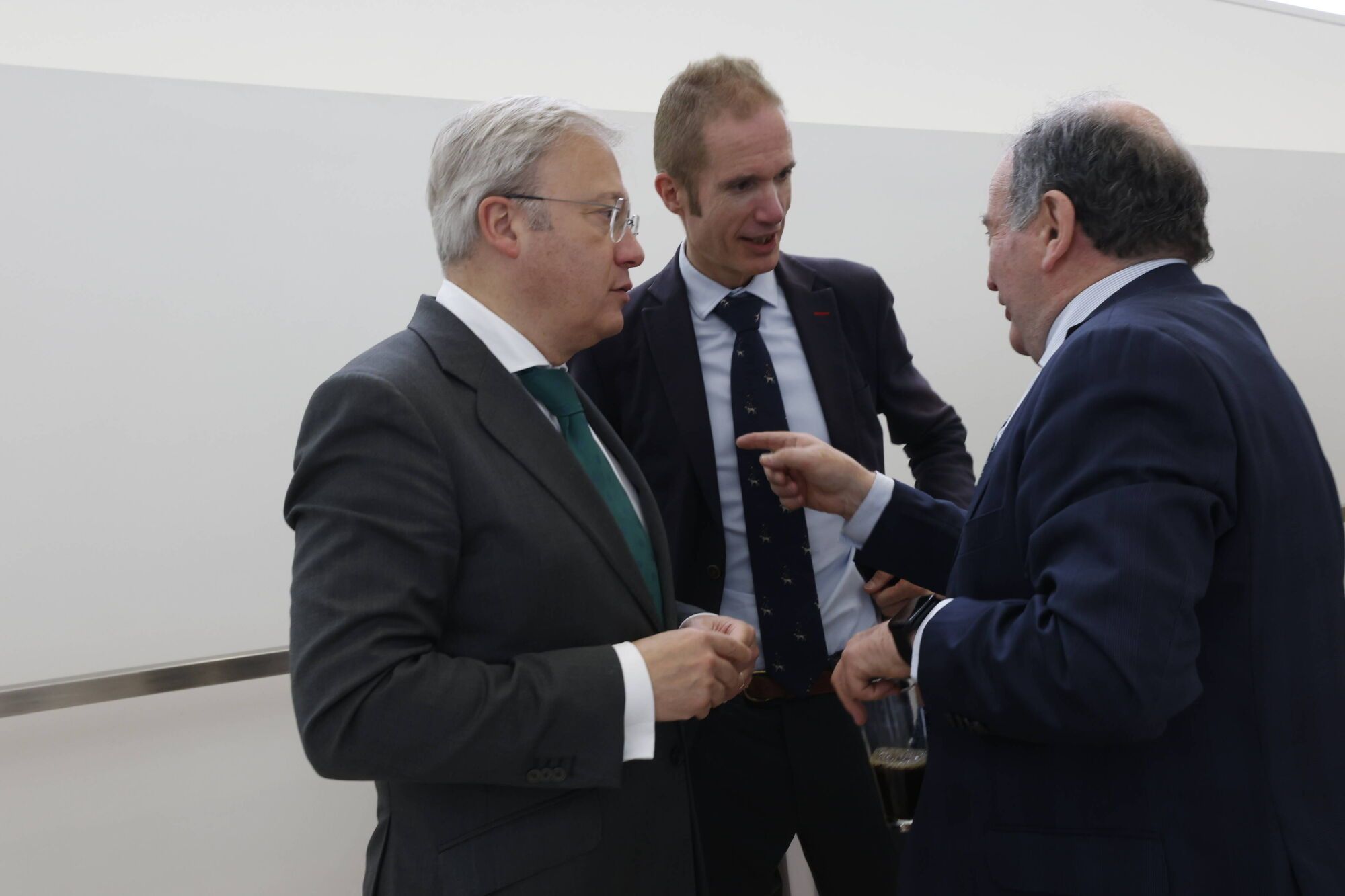 Por la izquierda, Álvaro Alonso, secretario general de la Cámara de Comercio de Gijón, José Armando Tellado, director general de Central Lechera Asturiana, y Juan Carlos Rodríguez -Ovejero,  presidente de la Fundación Ópera de Oviedo.