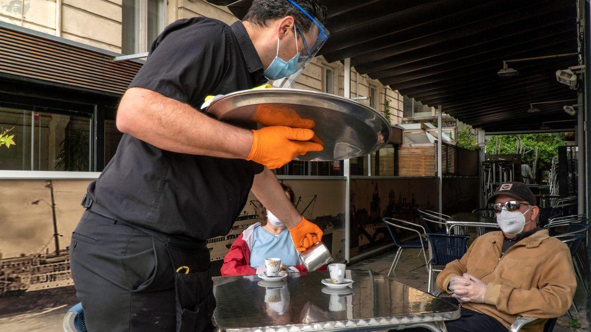 Un camarero en un servicio de terraza de Zamora.