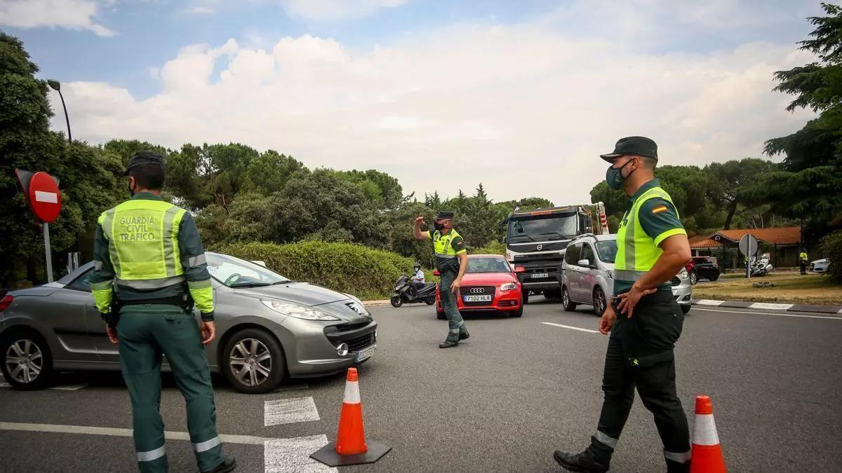 Multado con 200 euros un conductor que salió de casa sin revisar la parte de abajo de su coche: la Guardia Civil extrema la vigilancia en el detalle que no te da la v-19