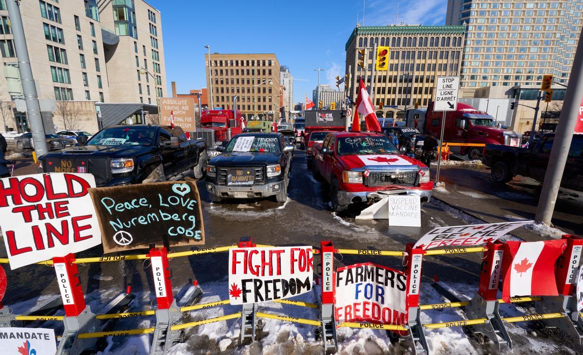 Bloqueo de vehículos frente al Parlamento de Ottawa, en el centro de la ciudad.