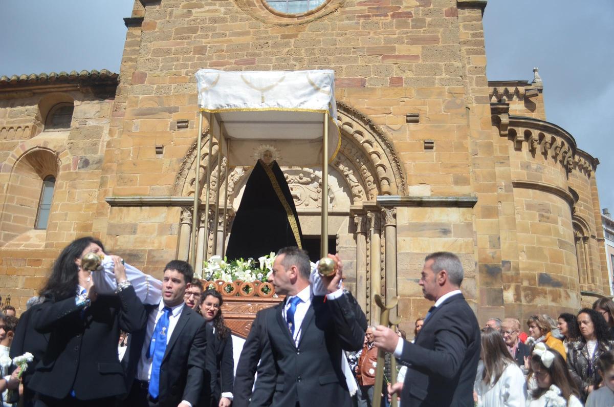 La Virgen de las Angustias saliendo de Santa María en la procesión del pasado año.