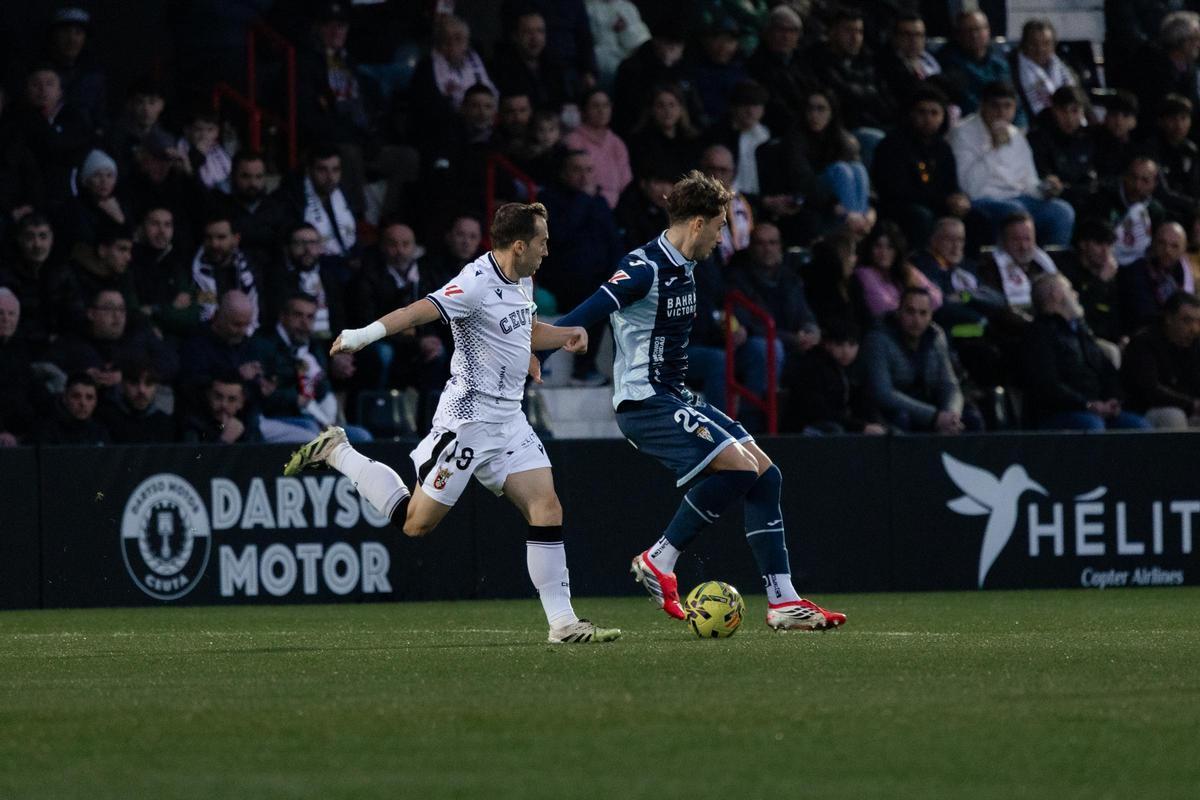 Goti protege el balón en presencia de Rubén Díez, este miércoles, en el Alfonso Murube.