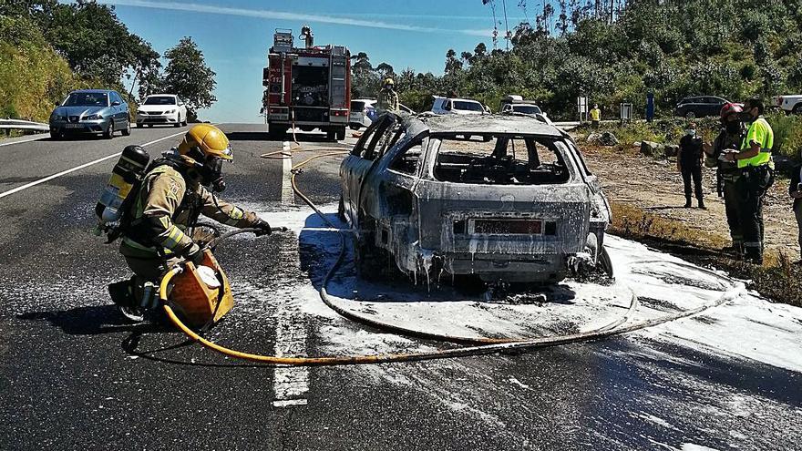 Los Bombeiros do Morrazo sofocan dos incendios en coches en Moaña y Bueu | FDV