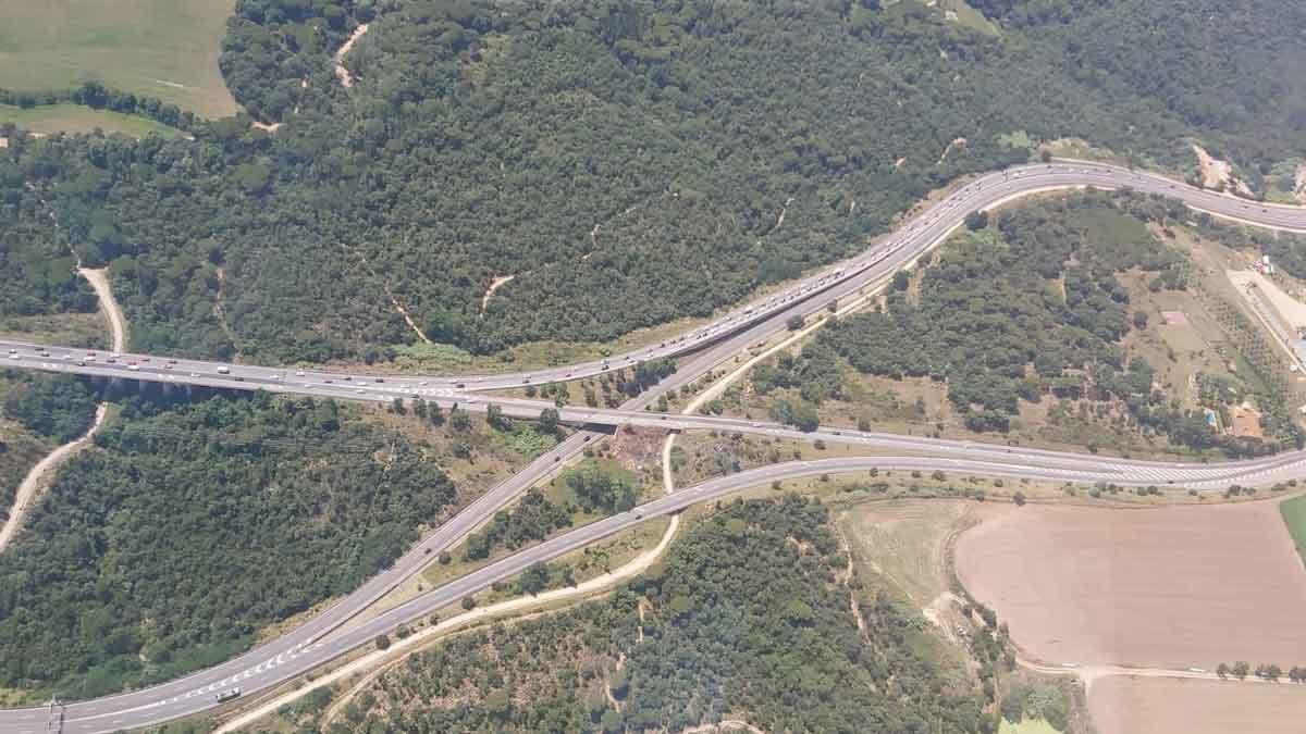 Imatge de l'enllaç de la C-35 amb la C-65 a Llagostera, on hi ha aturades d'almenys un parell de quilòmetres anant cap a la platja