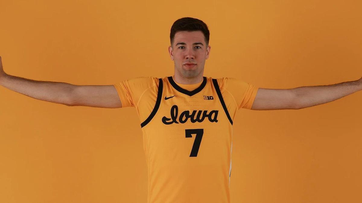 Álvaro Folgueiras posa con la equipación de los Hawkeyes de Iowa.