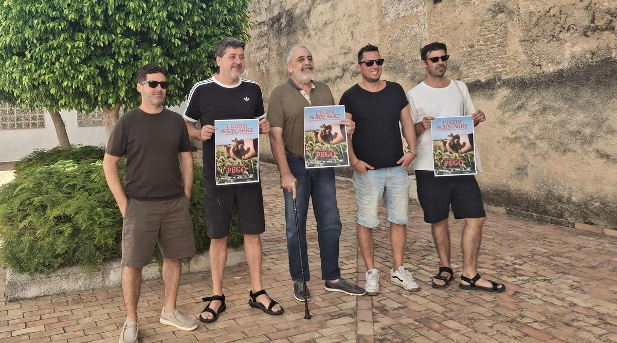 El alcalde, en el centro, junto a varios de los músicos de la Gossa Sorda